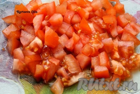Помидор нарезать на мелкие кусочки.