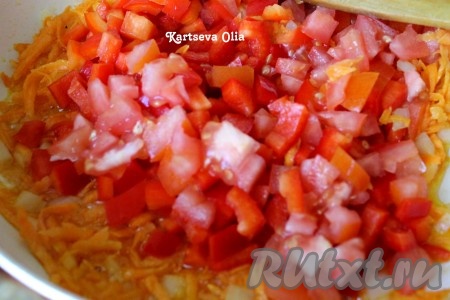 На том же масле, в котором жарилась курица, обжарить лук до прозрачности и морковку. Затем добавить перец и помидорку, чеснок. Все овощи потушить минут 5.