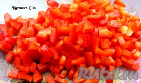 Перец нарезать кубиками.