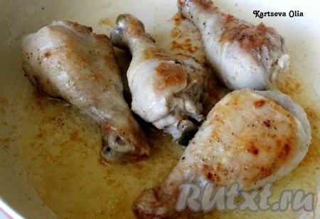 На сковороде разогреть растительное масло и обжарить в нем куриные голени до золотистой корочки, затем переложить на тарелку и оставить на некоторое время.
