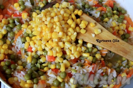 С &nbsp;горошка и кукурузы слить воду, а минут за 7 до готовности добавить к рису и другим овощам. Периодически помешивать, чтобы рис не пригорел. По необходимости доливать жидкость. Проверить, достаточно ли соли.