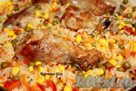 В конце положить курицу поверх риса и овощей, всё накрыть крышкой и томить на медленном огне еще минут 10.
