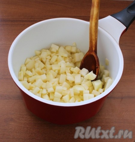 В сотейник сложить нарезанные яблоки, добавить сахар, соль, перемешать и потушить до мягкости на среднем огне, иногда помешивая. Если яблоки попадутся не очень сочные, можно добавить пару столовых ложек воды. Если не хотите тушить яблоки, можете запечь их до мягкости в духовке, а затем отделить мякоть от кожуры.