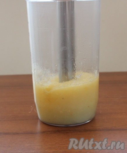 Когда яблоки станут мягкими, убрать их с огня, дать остыть. Остывшие яблоки пробить в пюре погружным блендером, добавить горчицу, чёрный молотый перец. Растительное масло добавлять тонкой струйкой, при этом не переставая взбивать наш яблочный майонез. В самом конце ввести лимонный сок, ещё раз пробить блендером.