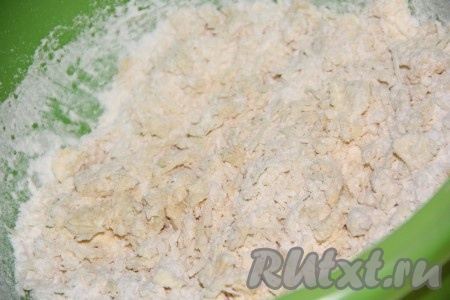 Добавить соль и кусочки мягкого сливочного масла (или маргарина), растереть руками в крошку.