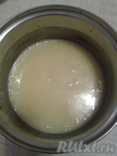 В получившуюся смесь всыпьте сахар, перемешайте, поставьте кастрюлю на небольшой огонь и, постоянно помешивая, доведите до кипения. Варите 4-5 минут на медленном огне, помешивая. На сиропе начнут появляться пузыри и он станет тягучим. При такой концентрации сахара яйца НЕ СВОРАЧИВАЮТСЯ при нагреве, так что варите спокойно. Готовый сироп будет похож по консистенции на сгущёнку.