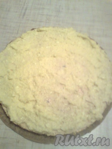 Крошку соберите и измельчите. Промажьте нижний корж белым кремом.