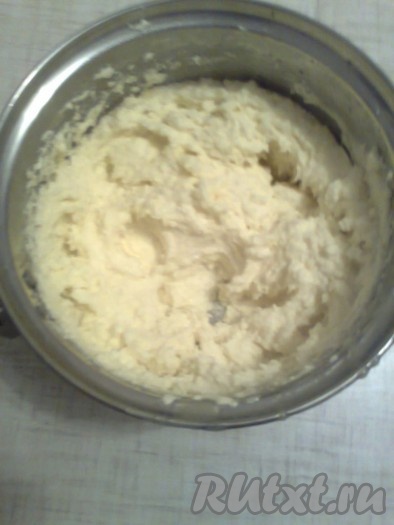 Сироп остудите, накрыв крышкой (или плёнкой), чтобы не заветривался. Взбейте 250 грамм мягкого сливочного масла миксером в светлую массу с пакетиком ванильного сахара. Добавляйте по столовой ложке сироп, взбивая каждый раз. Крем "Шарлотт" для киевского торта получится пышным.