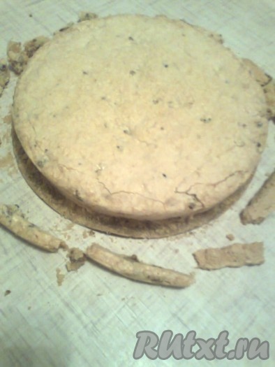  Подрежьте нижний корж, чтобы торт был ровным.