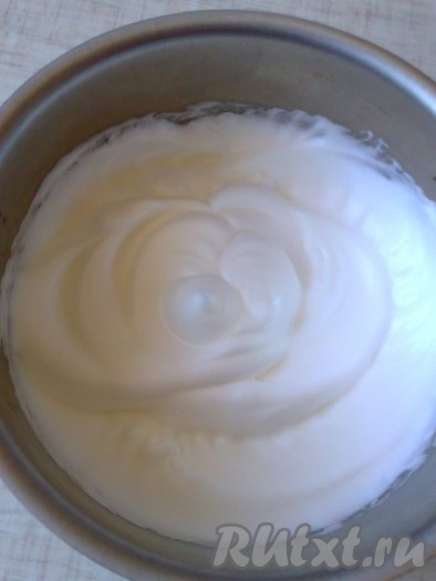 Для приготовления киевского торта сначала необходимо заквасить белки. Для этого белки, аккуратно отделённые от желтков, взвесьте, понадобится 200 грамм белков (примерно от 6 яиц), накройте плёнкой и поставьте в тепло для закваски на 12-24 часов (до появления мелких пузырьков). У меня стояли 14 часов на кухне. Температура, при которой должны заквашиваться белки, не должна превышать 40 градусов. Используя&nbsp; этот процесс, удаётся получить нежные и очень пышные белки. Готовые сквашенные белки перелейте в чистую сухую посуду для взбивания, охладите 10 минут в холодильнике. Затем взбейте белки миксером до устойчивых пиков. Во время взбивания добавьте 50 грамм сахара, подсыпая по 1 чайной ложке,&nbsp; и 1 пакетик ванильного сахара.