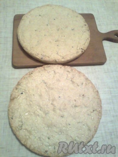 Разложите смесь в формы, если форма не силиконовая, выстелите ее бумагой. Я использовала две формы - разъёмную форму диаметром 24 сантиметра и силиконовую диаметром 23 сантиметра. Больший корж потом надо будет подрезать и получившаяся крошка пойдёт на обсыпку торта. Высота коржа получится 1,5 сантиметра. Пеките коржи в разогретой духовке при температуре 150 градусов в течение 30 минут, затем&nbsp; уменьшите температуру до 130 градусов и пеките ещё 1 час, оставьте в выключенной духовке на 30 минут. Готовые коржи можно оставить на 12-24 часов для упрочнения структуры, на вид коржи должны быть бежевые, сухие.