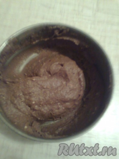 2 столовых ложки какао-порошка для крема нужно развести с 1 столовой ложкой коньяка (цвет станет более тёмным и крем будет более эластичным), взбейте миксером. Отделите половину крема, смешайте со смесью какао и коньяка. У нас получится шоколадный крем.