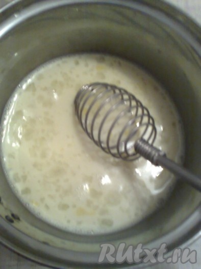 Для приготовления крема "Шарлотт" для киевского торта достаньте масло из холодильника и оставьте при комнатной температуре для размягчения. Приготовьте сироп, для этого в кастрюле слегка взбейте венчиком 150 миллилитров молока с 1 яйцом (не в пену, а до полного смешивания).