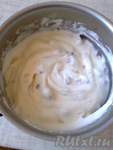 Охладите арахис полностью, очистите от шелухи и слегка порубите ножом. Затем отдельно смешайте 185 грамм сахара, 45 грамм муки и 150 грамм поджаренных и порубленных орехов. В белки добавьте получившуюся смесь орехов, муки и сахара, аккуратно перемешайте.