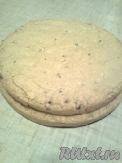  В оставшийся белый крем тоже добавьте 1 столовую ложку коньяка и взбейте. Отложите 3 столовых ложки белого и 3 столовых ложки шоколадного крема для украшения торта. Далее больший корж&nbsp; положите на низ (можно на подставке от разъёмной формы), сверху поместите корж меньшего размера.