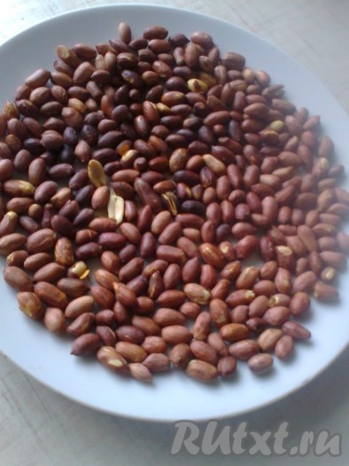 Арахис (или другие орехи) поджарьте в микроволновке 3 раза по 2 минуты при мощности 600 Вт или на сухой сковороде до золотистого цвета.