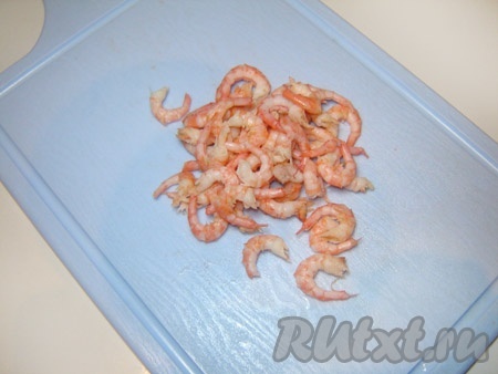 Сварить креветки и очистить от панциря.