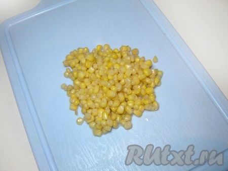 Открыть банку консервированной кукурузы. Для салата нам понадобится приблизительно половина кукурузы из 400 граммовой банки.