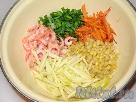 Смешать все ингредиенты салата (креветки, морковь, кукуруза, яблоко) с легким майонезом.