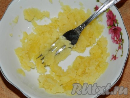 Вареный картофель разминаем.