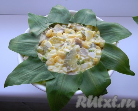 По кругу салатничка выложить листочки черемши.
