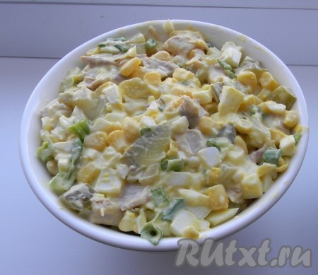 Выложить в небольшие салатнички.
