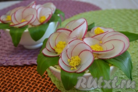 Салат "Букет фиалок" не только вкусный, но и эффектный.
