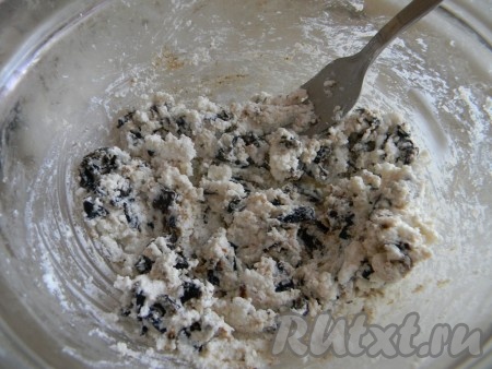 Хорошенько перемешать творожную массу вилкой.