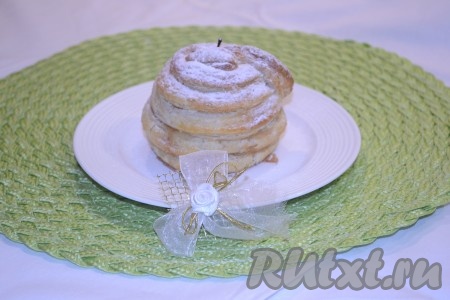 Запекать яблоки целиком в слоёном тесте в разогретой до 180 градусов духовке 20-25 минут (до зарумянивания теста). Аромат при выпечке просто сногсшибательный! Яблоки в середине успевают пропечься, но не теряют форму.