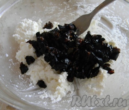 Слоёное тесто можно взять как дрожжевое, так и бездрожжевое, разморозить его при комнатной температуре (на это потребуется минут 30-40). Творог, по желанию, протереть через сито. Чернослив (или изюм, или другие сухофрукты) обдать кипятком, обсушить и нарезать на небольшие кусочки. В миске соединить творог, чернослив, добавить сахар.