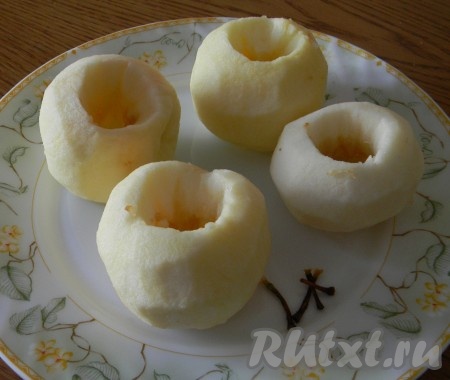 Яблоки очистить от кожуры, удалить сердцевину, сделав углубление ложкой.