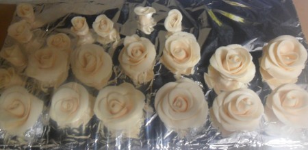 Нижнюю часть бутончиков нужно обрезать, так как они сильно высокие. Для заполнения пустого пространства между розами на торте сделайте и маленькие розочки. Я делала так: размеры оставались те же, просто лепестков было примерно 3-4 штуки.
