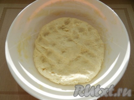 Постепенно начать добавлять оставшуюся муку, хорошо вмешивая её.&nbsp;Как только тесто начнёт собирать в ком, продолжайте замешивать его руками. Добавляя муку, учитывайте, что тесто должно получиться мягким, не липнущим к ладоням. Как только тесто перестанет быть липнущим, но останется нежным, приятным в работе, значит больше муку добавлять не нужно. Важно ориентироваться не на количество муки, а на структуру замешиваемого творожного теста. Миску с тестом накрыть чистым полотенцем и оставить на 30 минут при комнатной температуре.