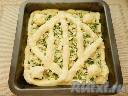 Из оставшейся части теста скатать жгутики или какие-нибудь фигурки и украсить пирог сверху. Сырое яйцо в небольшой ёмкости взбить до однородности вилкой. Смазать поверхность пирога взбитым яйцом, поставить в разогретую до 180 градусов духовку и выпекать 30 минут (до золотистого цвета).