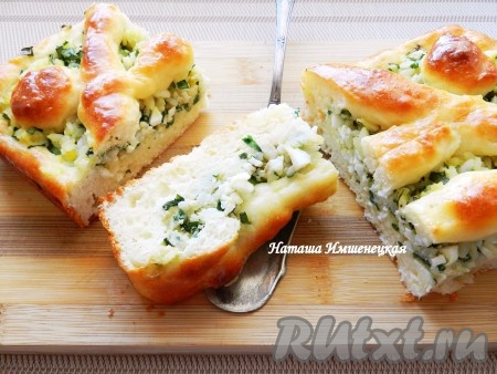 А вот как этот пирог выглядит в разрезе. Воздушное творожное тесто очень удачно сочетается с рисом, зелёным луком и варёными яйцами. Уверена, вкус этой выпечки понравится многим!