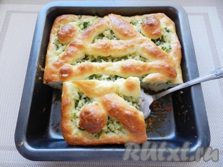 А затем вкусный, пышный мягкий пирог с аппетитной начинкой из риса, зелёного лука и яиц нарезать на части и можно подавать к столу.
