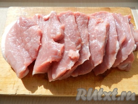 Свинину вымыть, осушить бумажными полотенцами и нарезать на кусочки толщиной около 1 см.