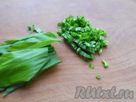 Черемшу или зеленый лук измельчить.