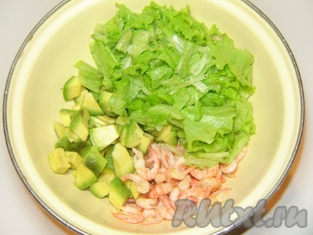 Все ингредиенты салата смешать с легким майонезом.