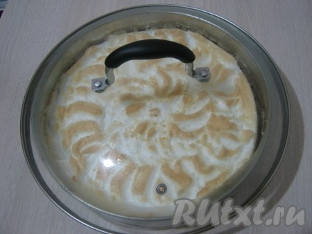 Накрываем нашу форму крышкой от кастрюли и ставим в холодильник до полного остывания. Я оставляю на ночь.