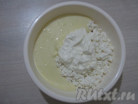 В протёртый творог добавляем сметану и яично-сахарную смесь.