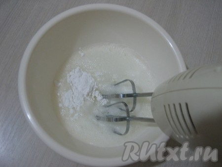 Через 20 минут, как мы поставили форму в духовку, начинаем готовить безе. Белки немного взбиваем миксером и добавляем 1 столовую ложку сахарной пудры.