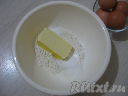 Просеиваем муку с разрыхлителем и добавляем охлажденное масло.