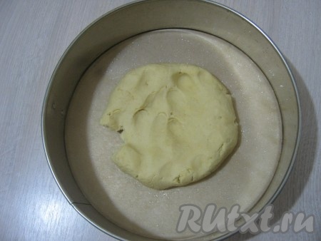 Дно разъёмной формы застилаем пекарской бумагой (у меня диаметр 24 см) и смазываем всю форму растительным маслом. Достаём наше тесто, полежавшее 30 минут в холодильнике.