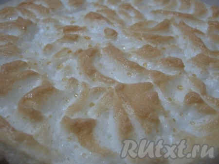 По истечению 10 минут выключаем духовку и приоткрываем дверцу. В таком виде держим нашу форму с тортом 1-1,5 часа. Если белки немного осели, не переживайте, это нормально. Затем достаем нашу форму с тортом и уже можем увидеть появление золотистых капелек. Если капли ещё не появились, не переживайте они обязательно появятся, процесс ещё не закончен.