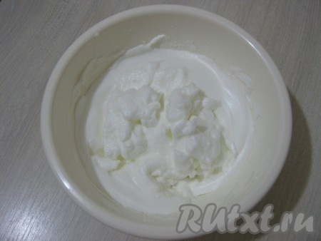 Продолжаем взбивать белки, добавляя постепенно остальные две ложки сахарной пудры. Получится устойчивая пена.