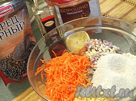 Нут промыть поместить в чашу комбайна и измельчить. Соединить с овощами и мукой. Добавить специи и приправы, лимонный сок, соевый соус, хорошо перемешать.
