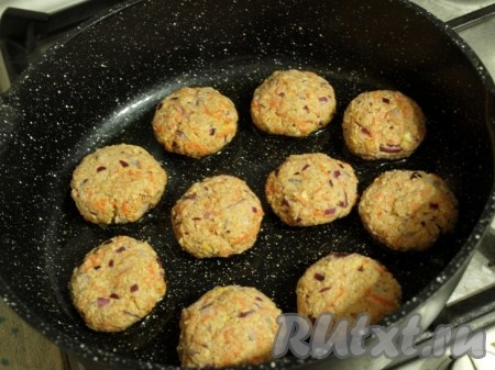 Из полученного фарша сформировать котлеты. Выложить котлеты на сковороду в разогретое растительное масло и обжарить с двух сторон до золотистой корочки.

