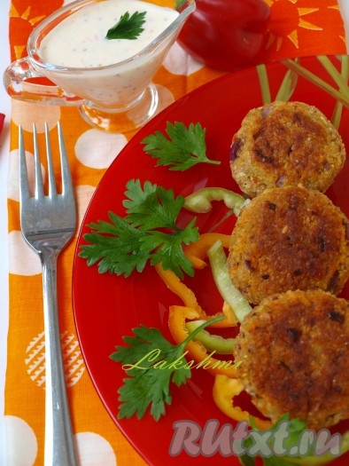 Котлеты можно подавать со свежими овощами.
