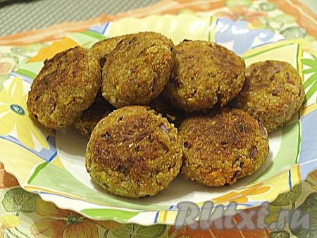 Котлеты из нута и моркови и насытят, и порадуют прекрасным вкусом.
